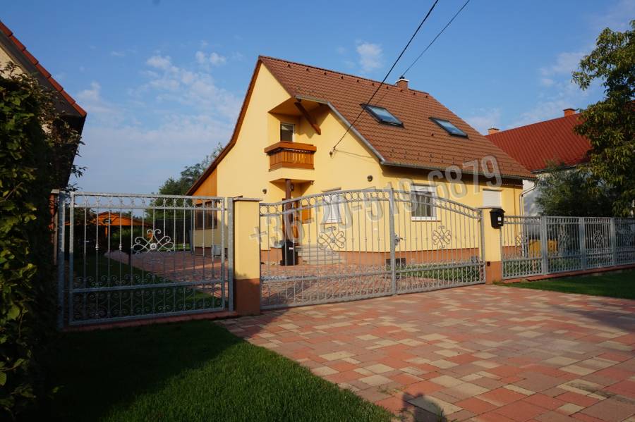 eladó újszerű családi ház, Németkér