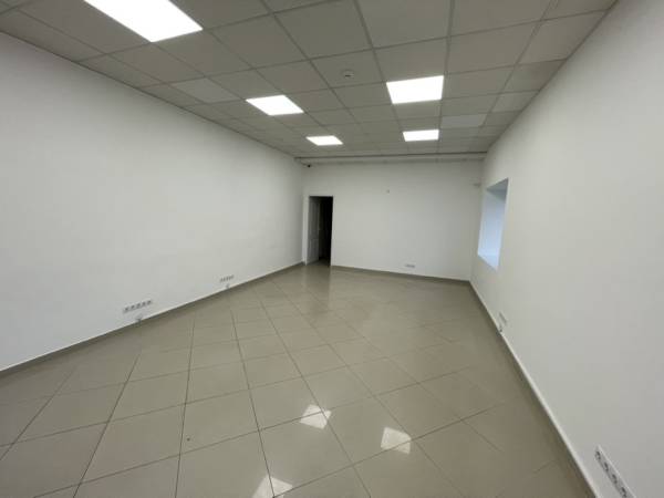 kiadó üzlethelyiség utcai bejáratos, Paks